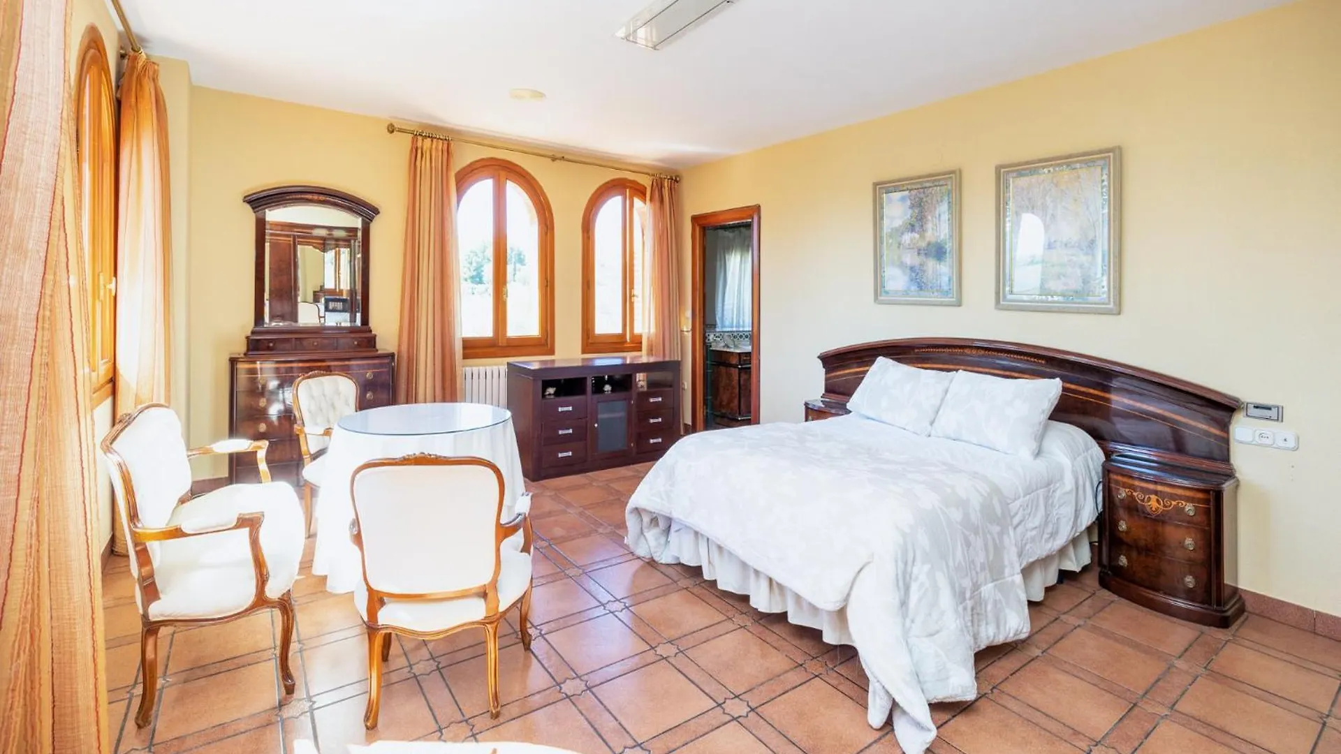 Maravilloso Chalet Con Piscina En Baza 0*,